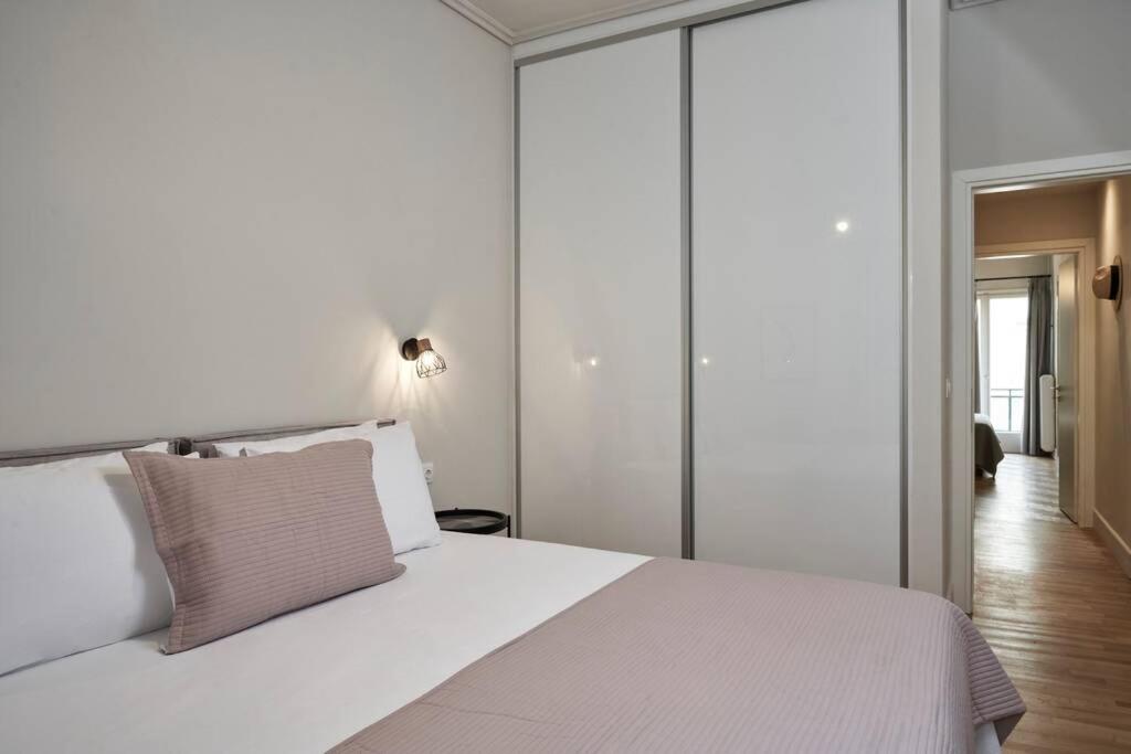 Postel nebo postele na pokoji v ubytování Ilisia Park Contemporary 2BD Condo