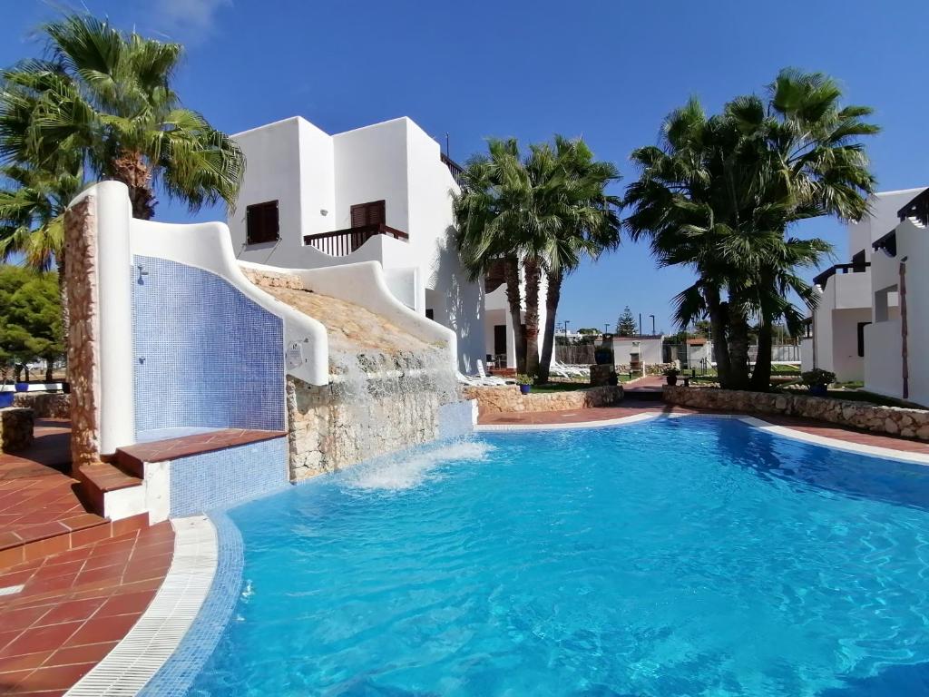 einen Pool vor einer Villa in der Unterkunft Marina d'Or IV, casa 5 in Portopetro