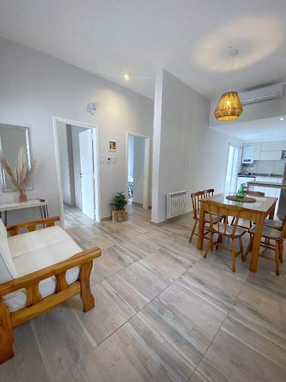 Una sala de estar con una mesa y un comedor. en La Pedrera Apart, en Villa María