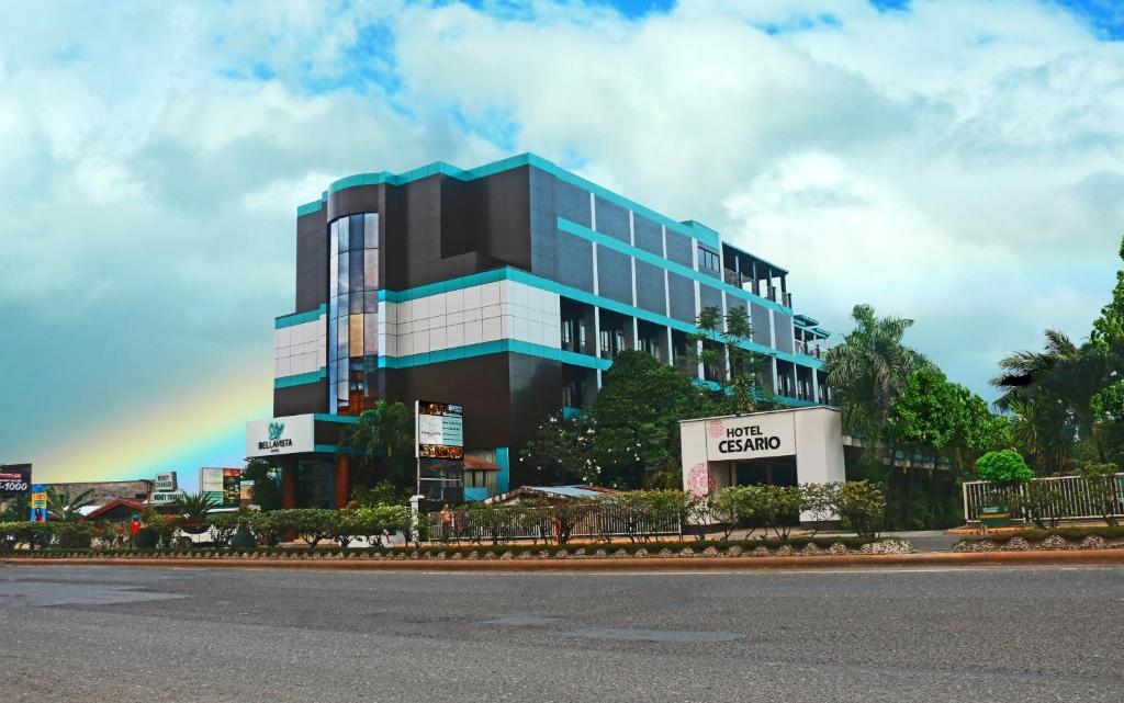 un edificio alto azul con un arco iris en el cielo en The Bellavista Hotel en Isla de Mactán