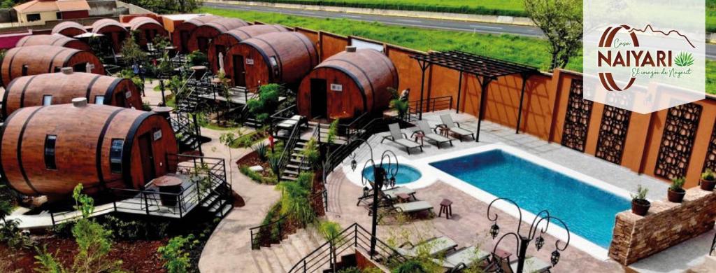 um resort com uma piscina e um monte de barris de vinho em Casa Naiyari em Tepic