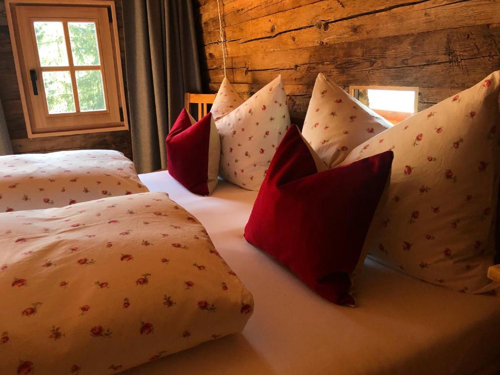 a bunch of pillows on a bed in a room at Ringgelinhof Onach in San Lorenzo di Sebato