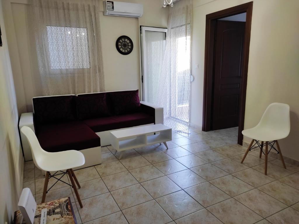 een woonkamer met een bank en 2 stoelen bij Anastasia's & Despoina's Apartment in Serres