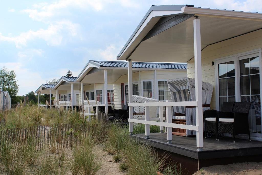 szereg domów na plaży w obiekcie Pier98 31 w mieście Scharbeutz