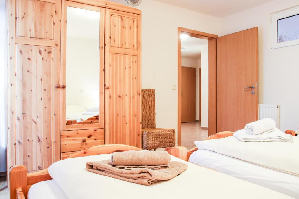 メッペンにあるFamilienhof Brüning - Gartenblickのベッドルーム1室(ベッド2台、鏡付)