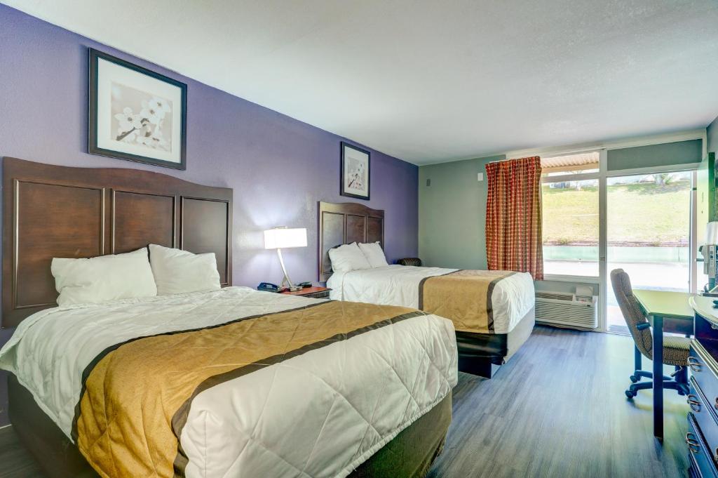 Budget Inn Top of Ellijay - 2つのダブルベッドを備えたダブルルーム - 非喫煙