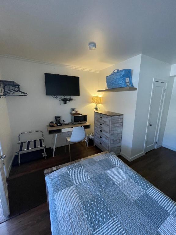 Televízia a/alebo spoločenská miestnosť v ubytovaní Sunset Motel