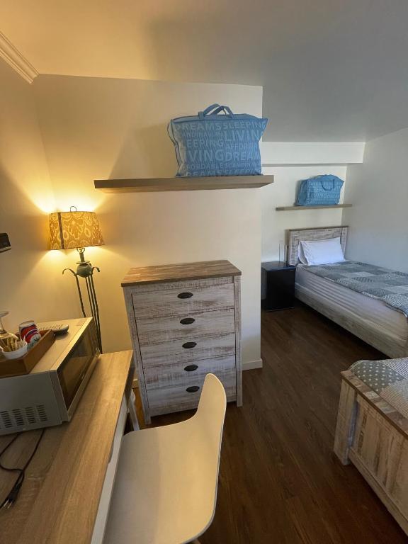 Posteľ alebo postele v izbe v ubytovaní Sunset Motel