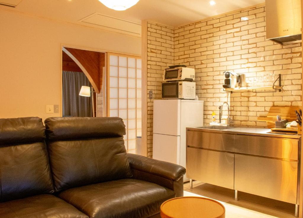 Kuchyň nebo kuchyňský kout v ubytování Wadano Gateway Suites & Apartments