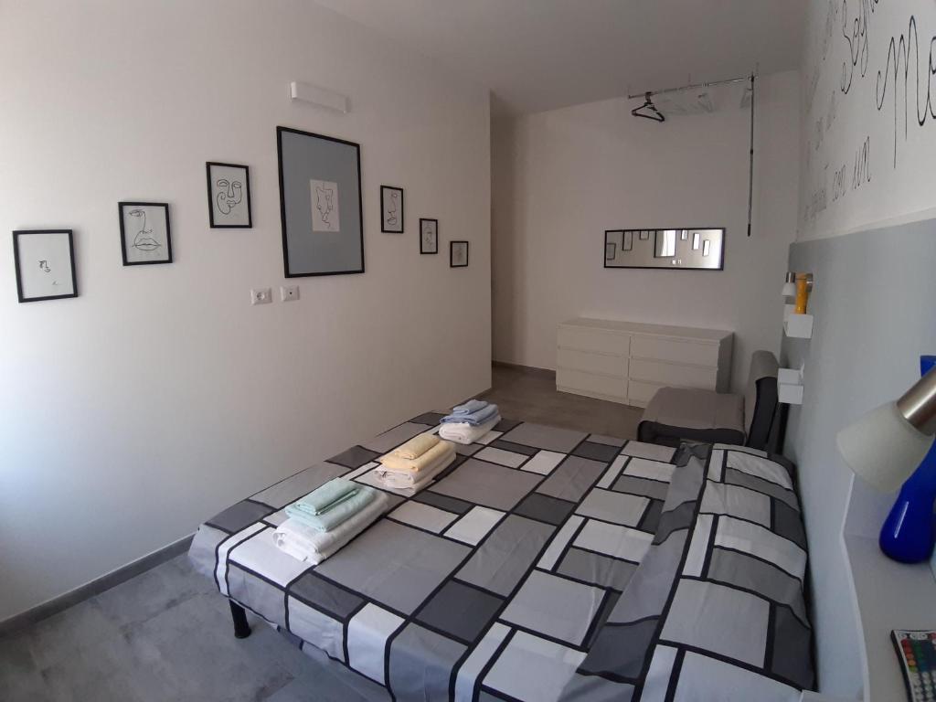A bed or beds in a room at CASA ALEXSA Intero appartamento o CAMERA ALEXSA Camera matrimoniale con patio