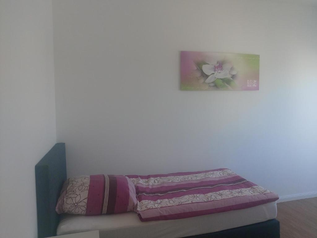 um quarto com um sofá com uma fotografia na parede em Casa Kronengarten Nr 16 em Hilden
