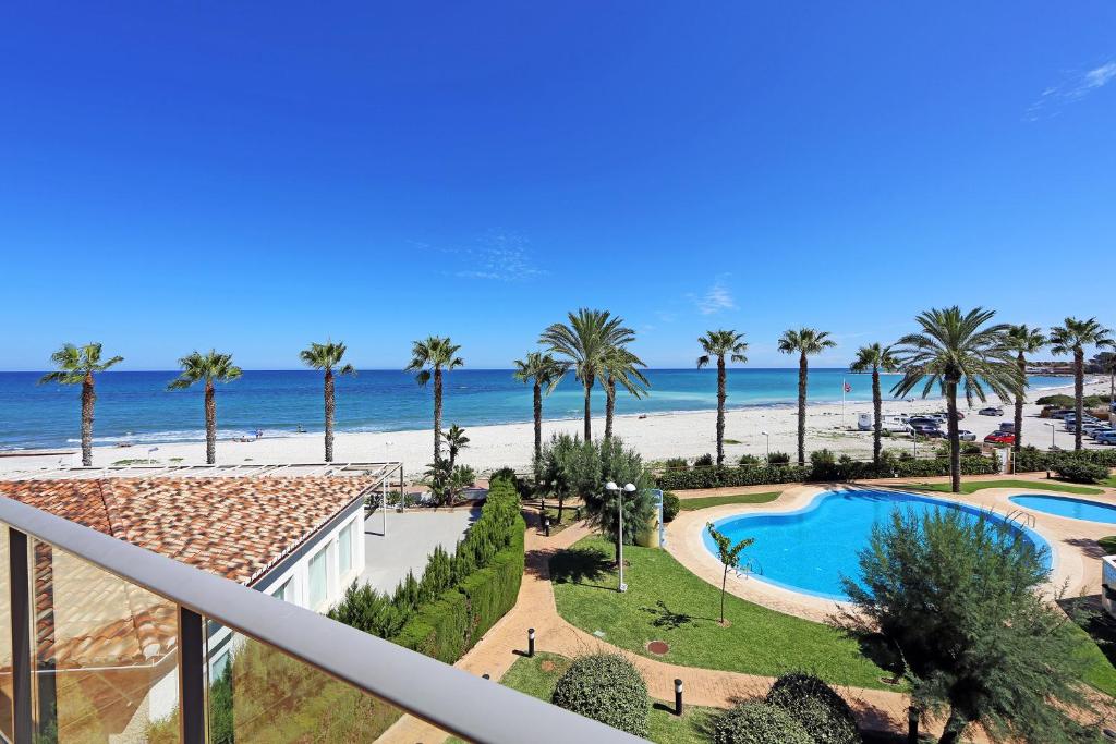 a view of the beach from the balcony of a resort at Apartamento en 1ª linea in Denia