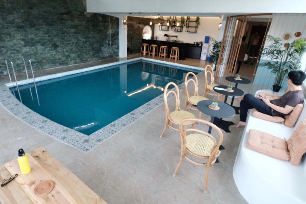 בריכת השחייה שנמצאת ב-Beds & Friends Hostel Mactan with Pool and Bar או באזור