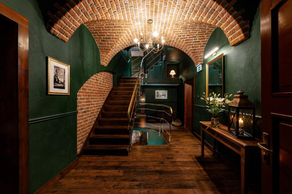 korytarz ze spiralnymi schodami z zielonymi ścianami w obiekcie Baron Boutique Hotel w Jeleniej Górze