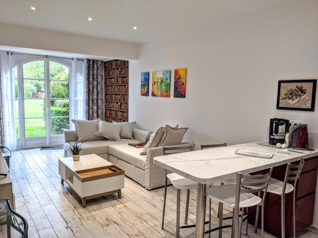 un salon avec un canapé et une table dans l'établissement Joli F2 Saint Endreol HAMEAU PALAYSON Var, à La Motte