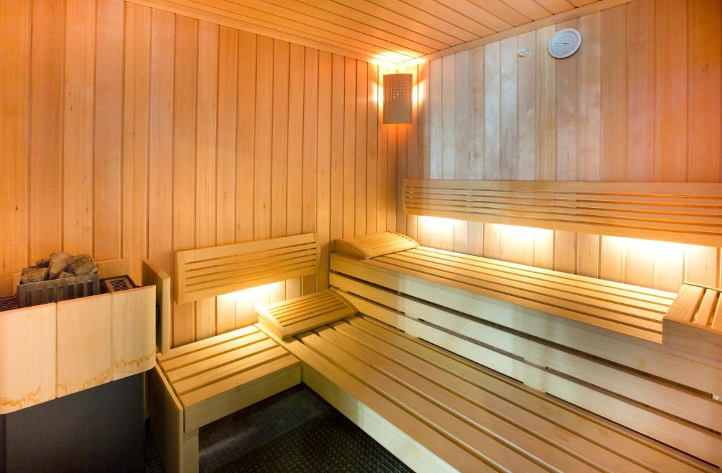 eine Holzsauna mit zwei Bänken darin in der Unterkunft Meduza Hotel &amp; Spa in Mielno