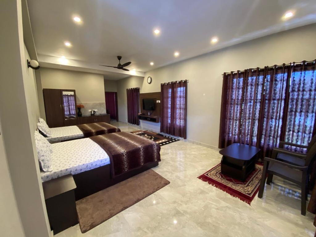 RR Holidays في كوديكانال: غرفة نوم كبيرة مع سرير كبير ومكتب