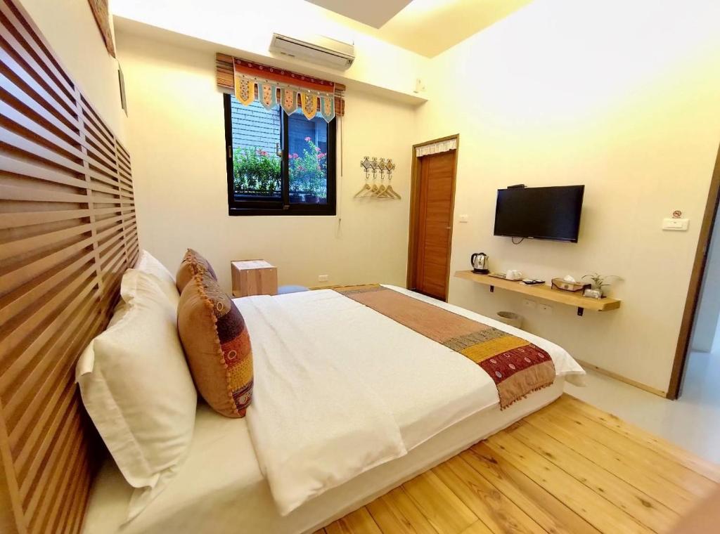 TV a/nebo společenská místnost v ubytování Jiaoxi Song Tian B&B