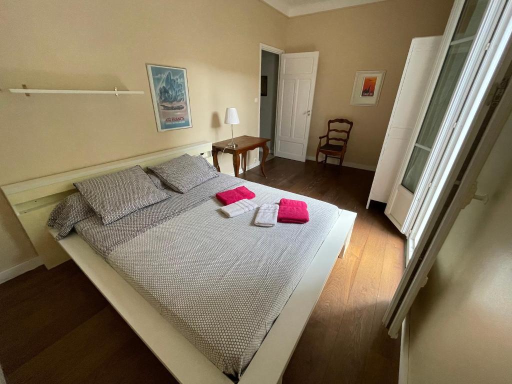 - une chambre avec un grand lit et 2 oreillers roses dans l'établissement Casa Santa Maria, à Patrimonio