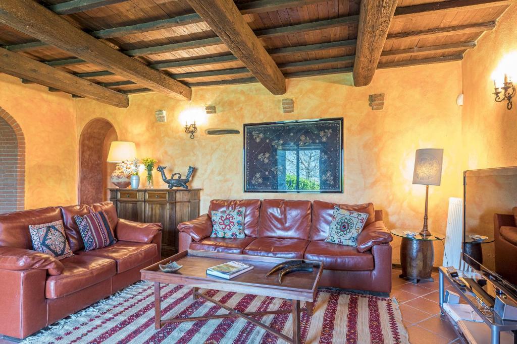 A seating area at Casale del Viaggiatore 10, Emma Villas