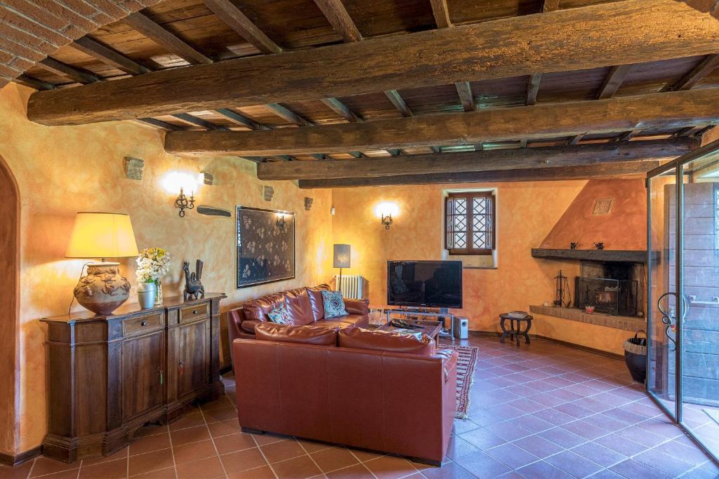 A television and/or entertainment centre at Casale del Viaggiatore 10, Emma Villas
