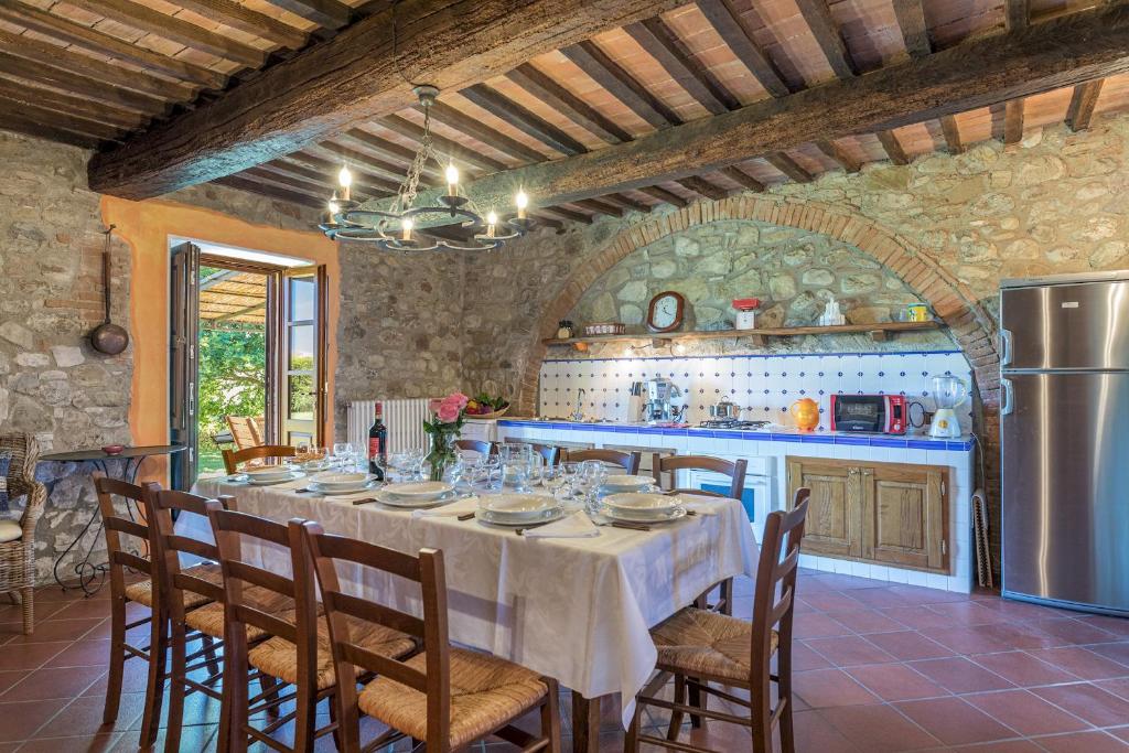 A kitchen or kitchenette at Casale del Viaggiatore 10, Emma Villas