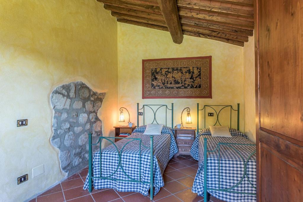 A bed or beds in a room at Casale del Viaggiatore 10, Emma Villas