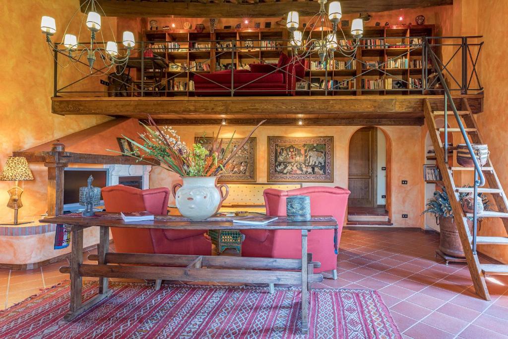 A seating area at Casale del Viaggiatore 10, Emma Villas