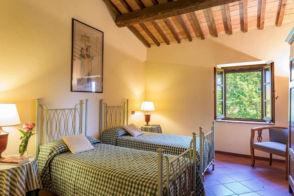 A bed or beds in a room at Casale del Viaggiatore 10, Emma Villas