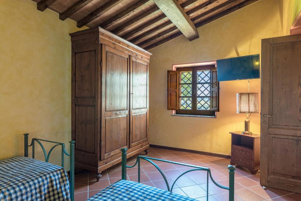 A bed or beds in a room at Casale del Viaggiatore 10, Emma Villas