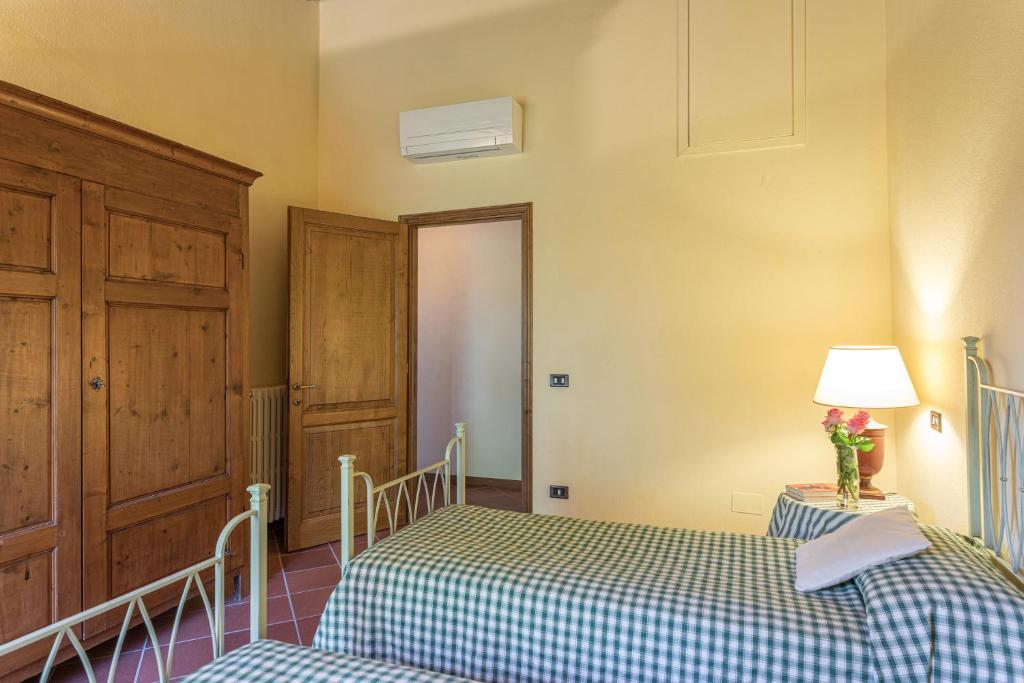 A bed or beds in a room at Casale del Viaggiatore 10, Emma Villas
