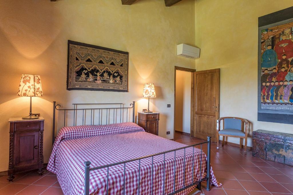 A bed or beds in a room at Casale del Viaggiatore 10, Emma Villas