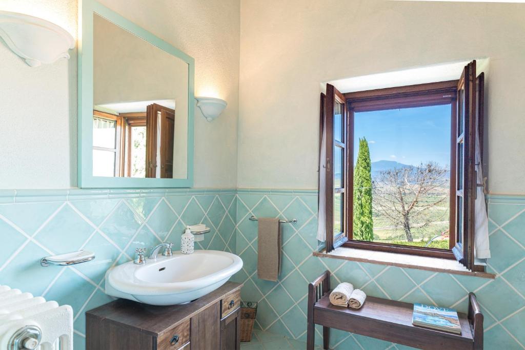 A bathroom at Casale del Viaggiatore 10, Emma Villas