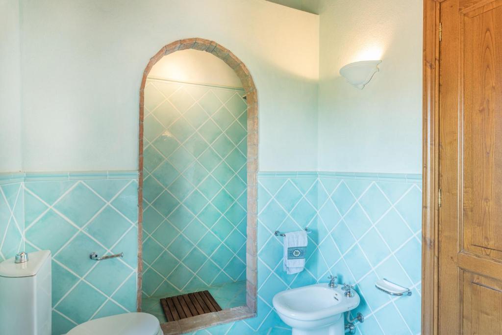 A bathroom at Casale del Viaggiatore 10, Emma Villas