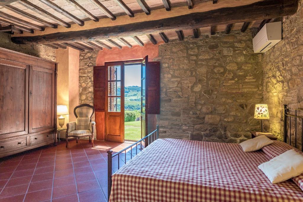A bed or beds in a room at Casale del Viaggiatore 10, Emma Villas