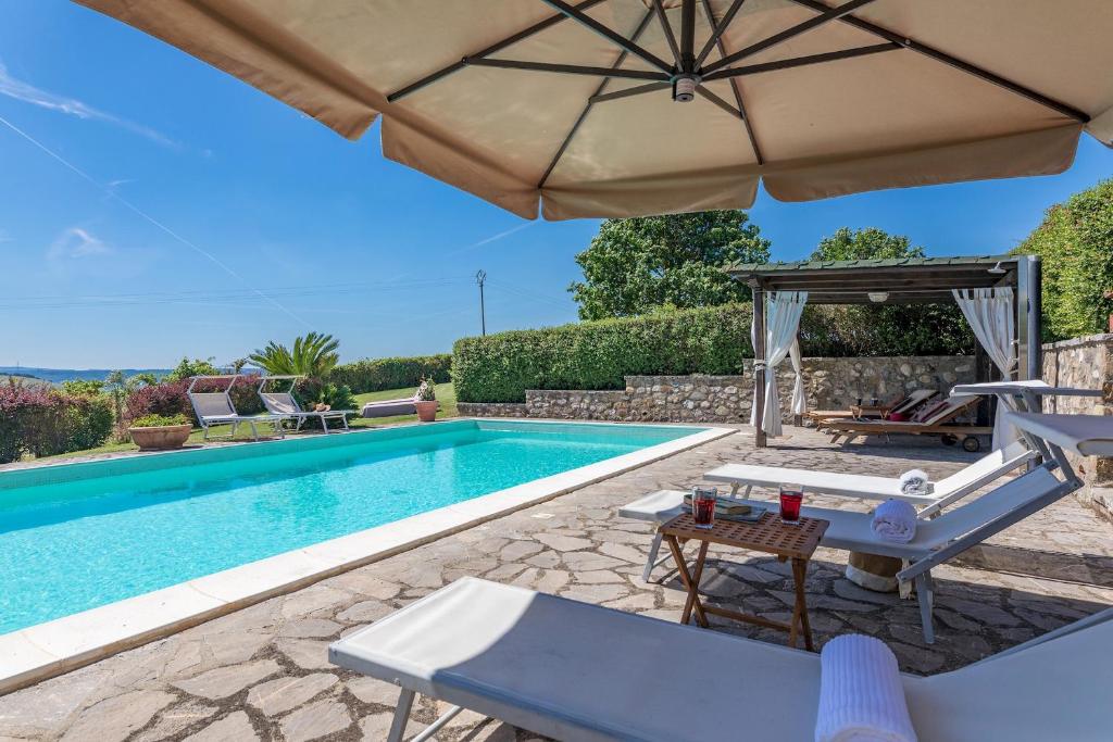 The swimming pool at or close to Casale del Viaggiatore 10, Emma Villas
