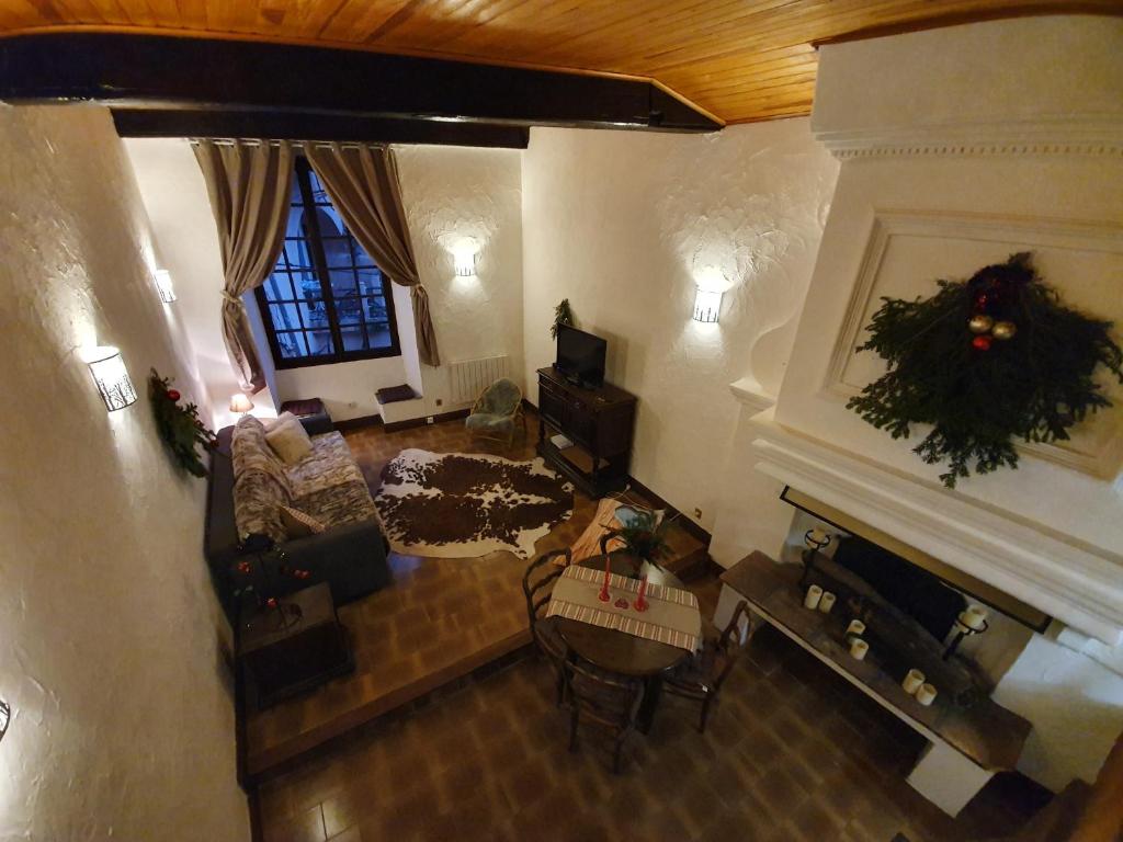 vistas panorámicas a una sala de estar con chimenea en Un studio, une Histoire : Le palais Gubernatis., en Saint-Martin-Vésubie