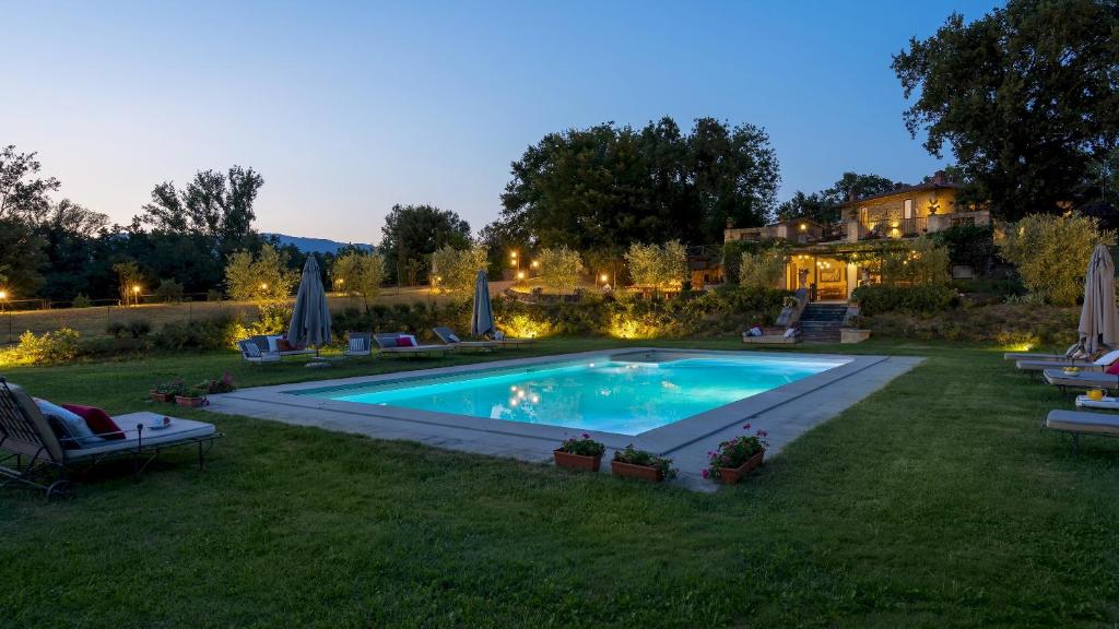 una piscina nel cortile di una casa di Villa Canto Alla Moraia 18 Emma Villas a Castiglion Fibocchi