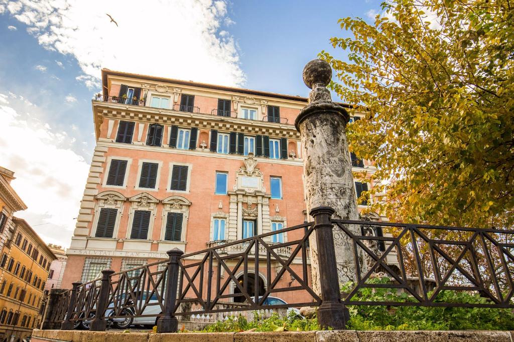 un pont devant un grand bâtiment dans l'établissement Palazzo Marescalchi Belli, vicino Piazza di Spagna, à Rome