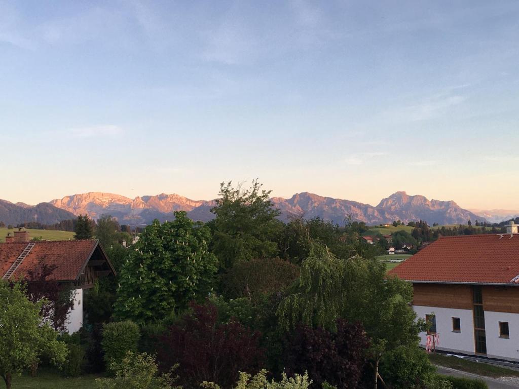 uitzicht op de bergen vanuit een stad met huizen bij Erholsamer Traumurlaub wo auf Bergen Schlößer wachsen in Prem