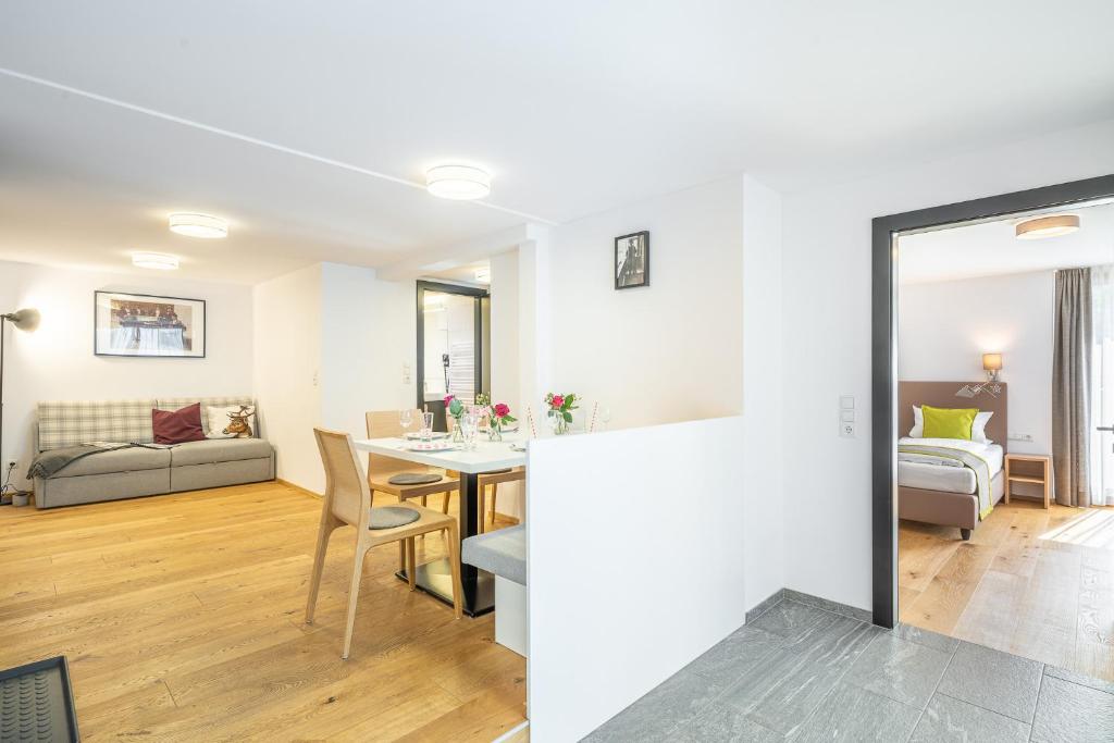 Postel nebo postele na pokoji v ubytování Edelweiss Apartments 200m zum Lift - Silvretta Card Premium Inklusive