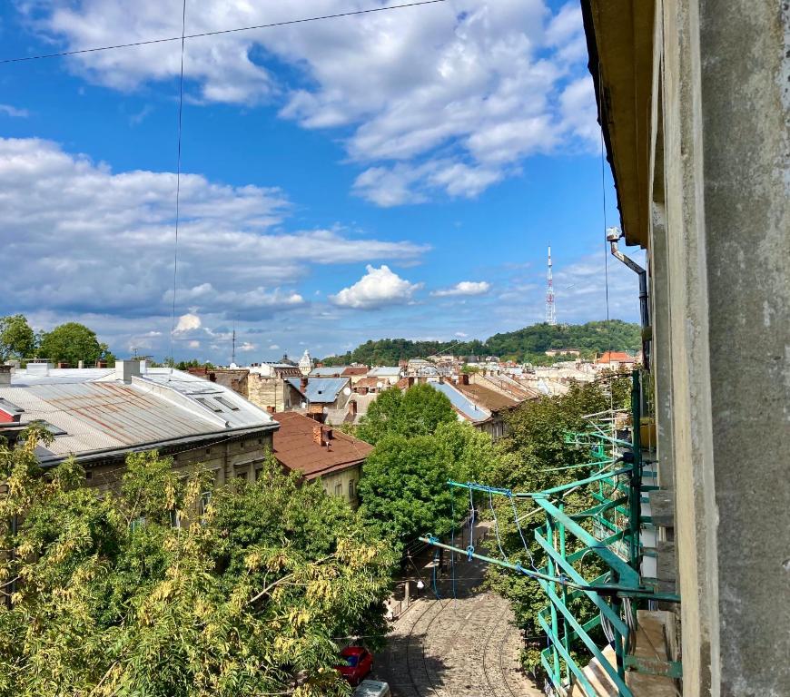 - une vue sur la ville depuis un bâtiment dans l'établissement Valentine Apartment, à Lviv