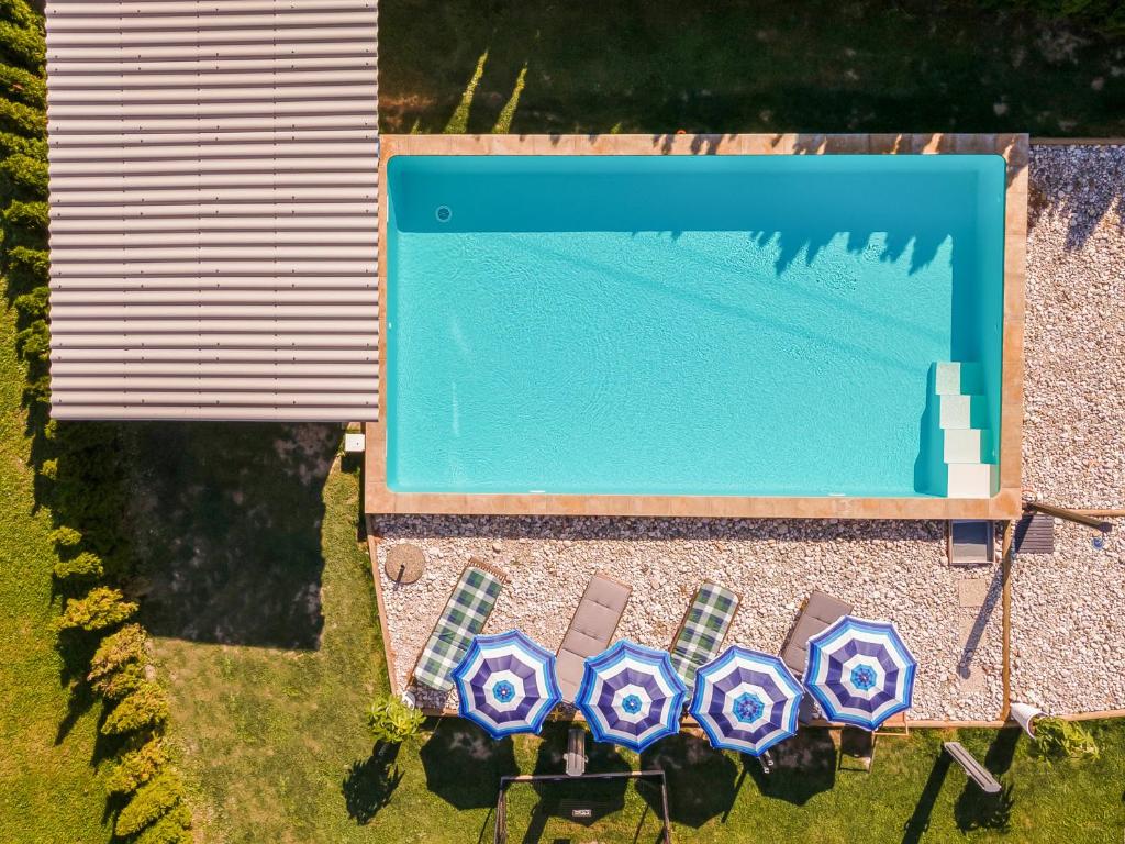 una vista aérea de una piscina con sombrillas en Apartmaji pri Jožu, en Bohinj