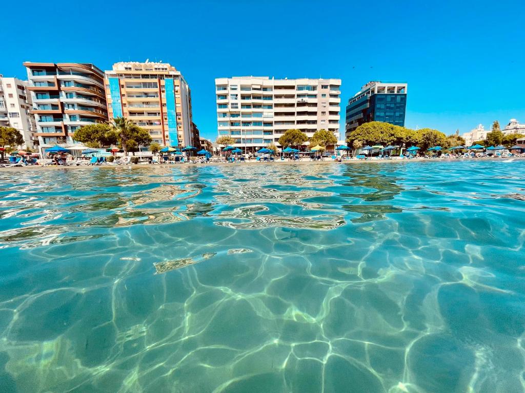 widok z wody plaży z budynkami w obiekcie Eden Beach Private Apartments w mieście Limassol