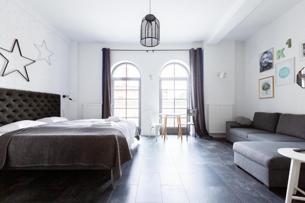 Posteľ alebo postele v izbe v ubytovaní One Night Lofty Fabryczna