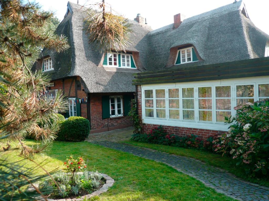 ハーフクルークにあるLandhaus-Marwede App 4の大きな窓と庭のある家