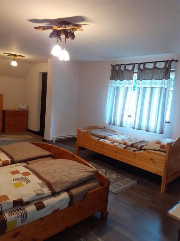 1 dormitorio con 2 camas y ventilador de techo en Cabana NEDA, en Rausor