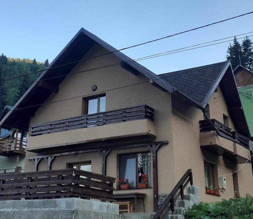 a house with a balcony on the side of it at Cabana NEDA in Rausor