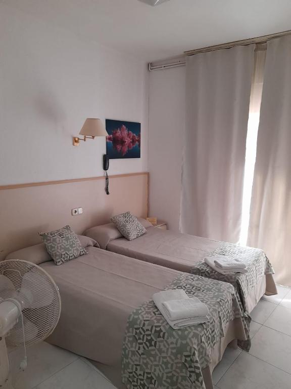 Postel nebo postele na pokoji v ubytování Hostal Alhambra Tarragona