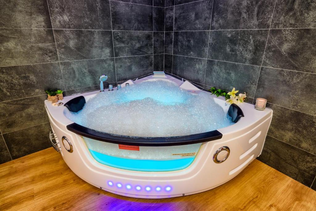 Rural house with jacuzzi and fireplace in the room for 24 people en Riello